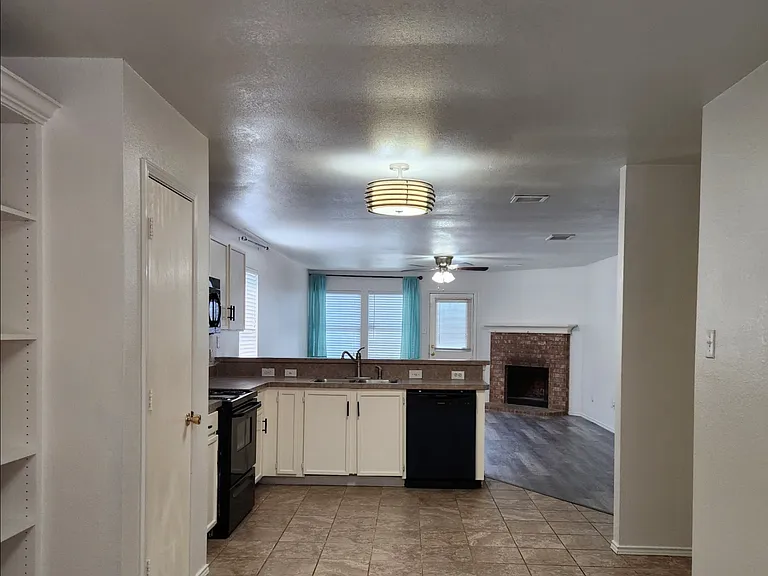 1557 Crown View Dr — Photo 6