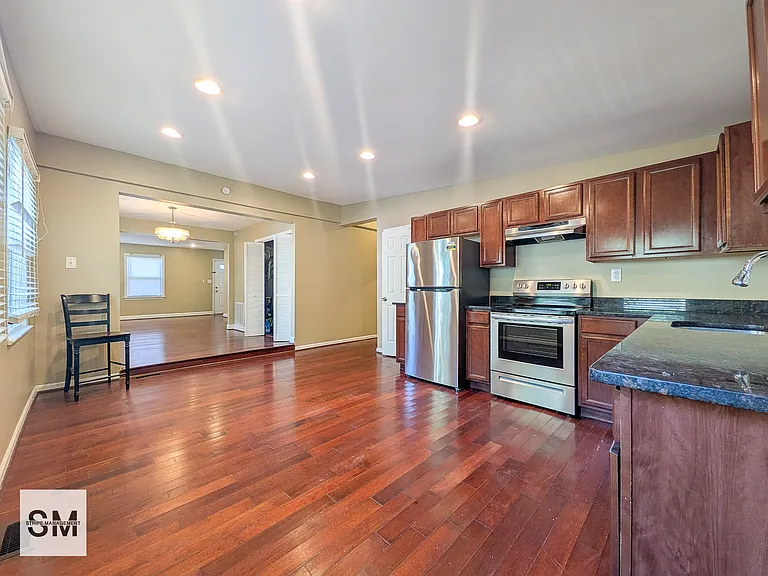 127 N Huron Dr — Photo 11
