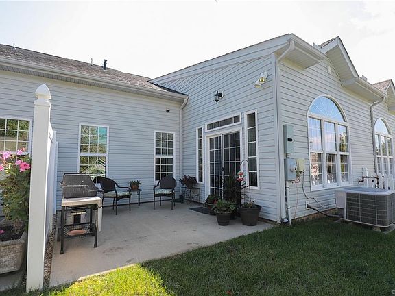3rd image of 814 Fair Port Cir