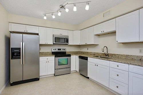 4th image of 50 Harbor View Ln APT 17