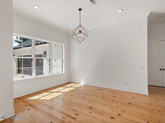 5th image of 304 Millcreek Dr