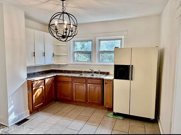 4th image of 336 Hiawassee Ave