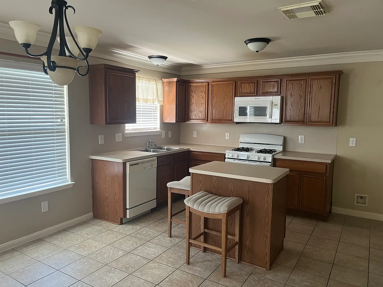 3 bed, 2.5 bath, 2000 sqft, $2,100 — Photo 2