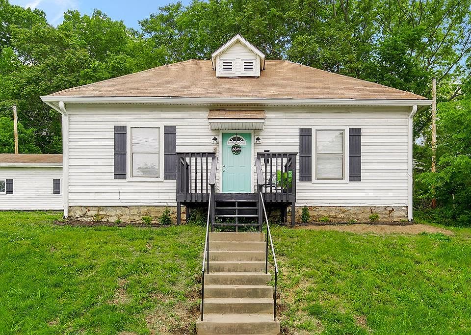 1st image of 404 Lawrence Ave