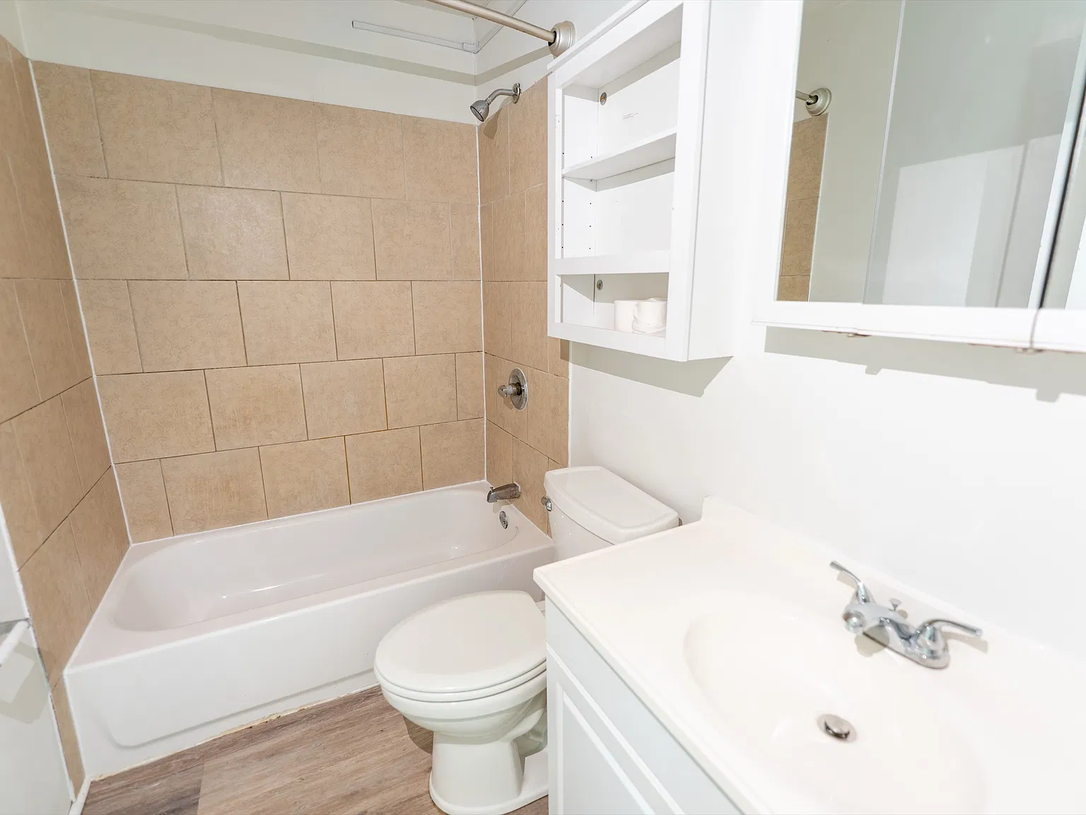 6 bed, 2162 sqft, $3,720 — Photo 4