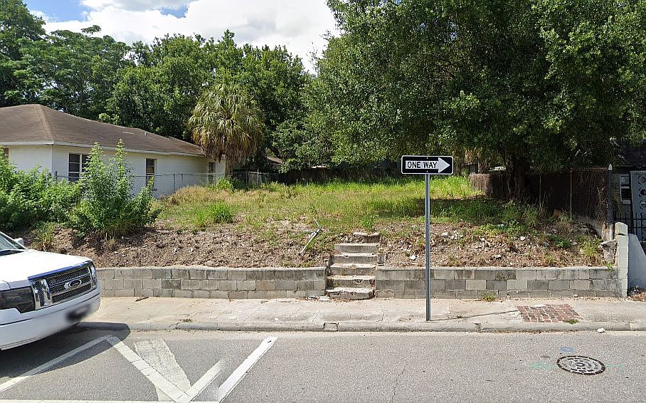 2nd image of 2220 E Columbus Dr