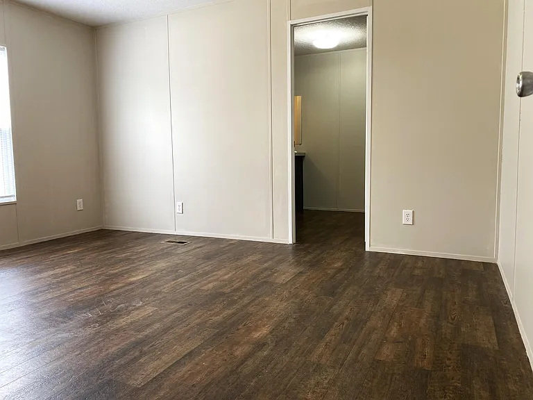 502 Blakley Dr — Photo 4