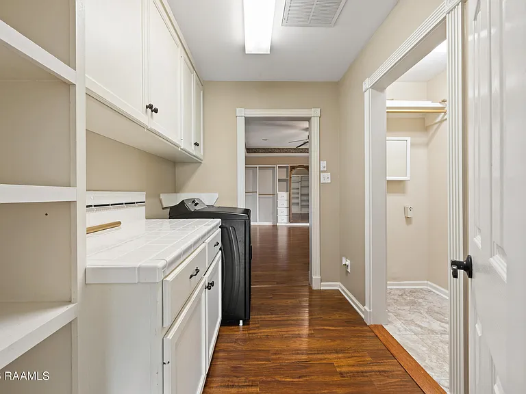 300 Oak Hollow Dr — Photo 34