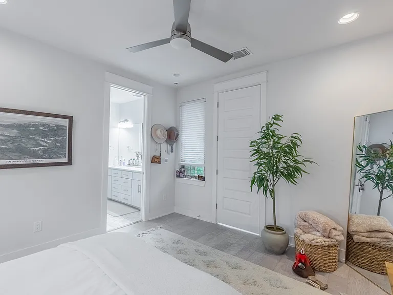 1708 Haskell St #B — Photo 8