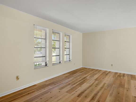 4th image of 316 SE 18th Ave