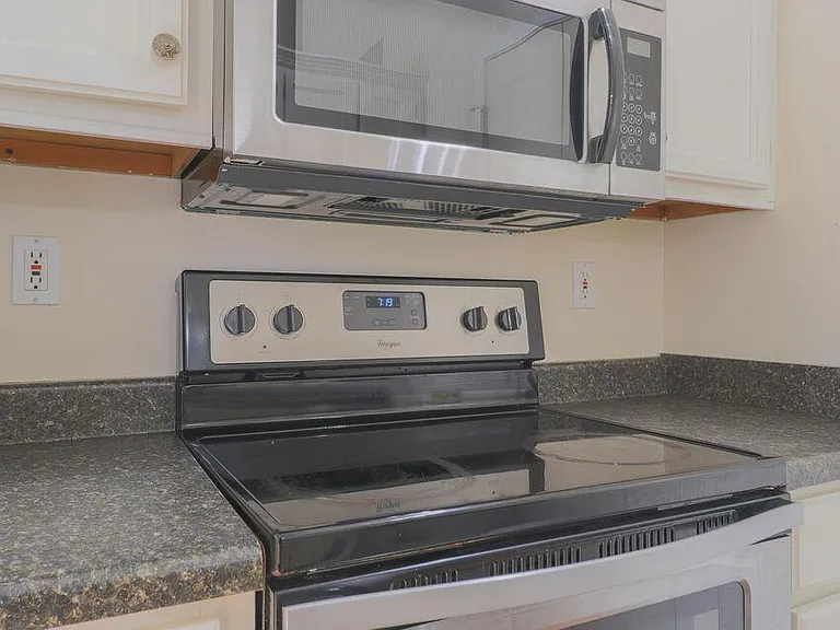 13472 Locust Hill Dr — Photo 6