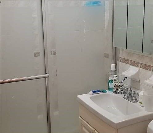 2nd image of 1682 A Banyer Pl #B
