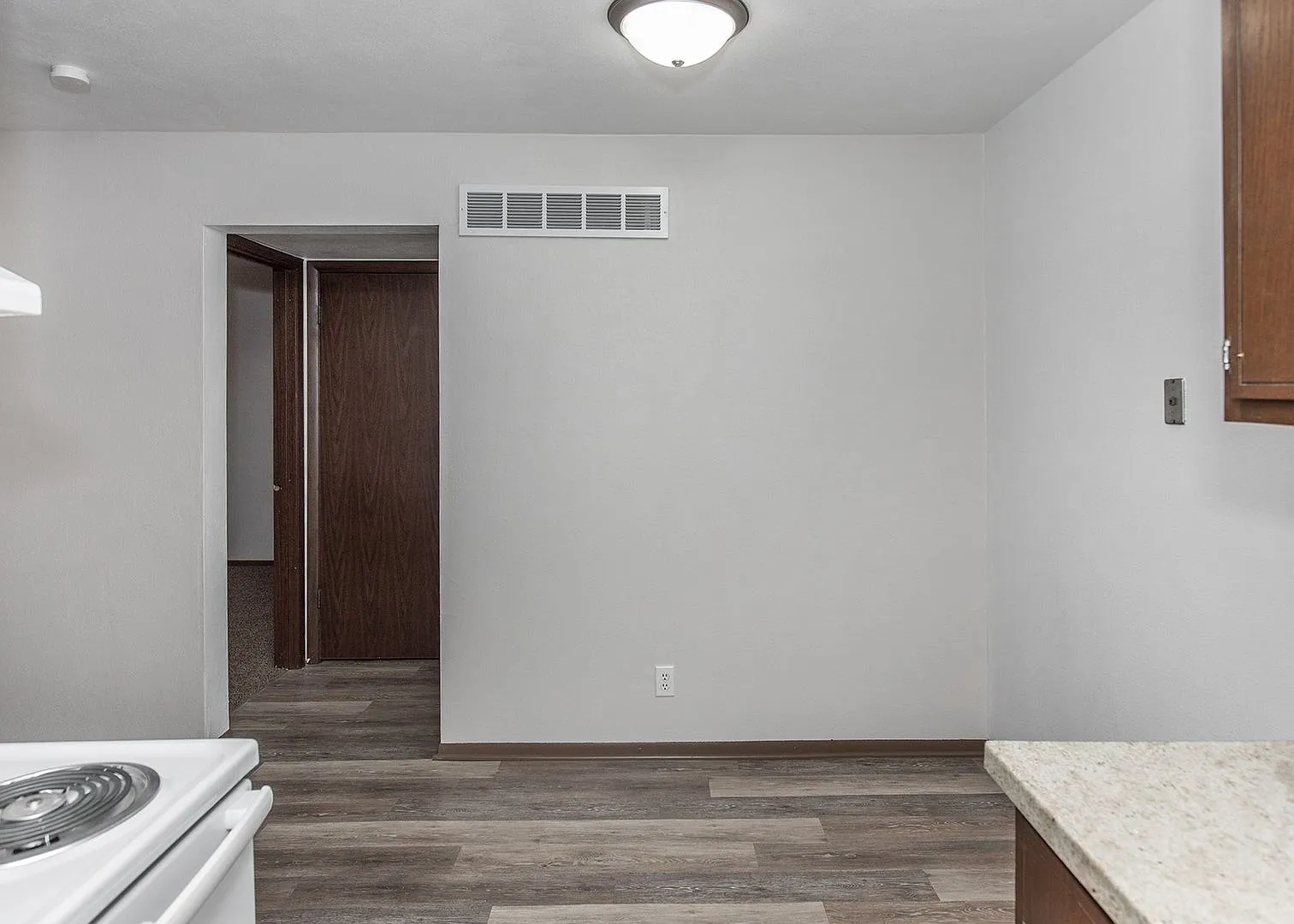 Jebens Court Apartments — Photo 3