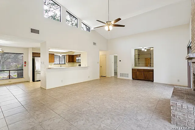 3 bed, 2.0 bath, 1879 sqft, $2,000 — Photo 3