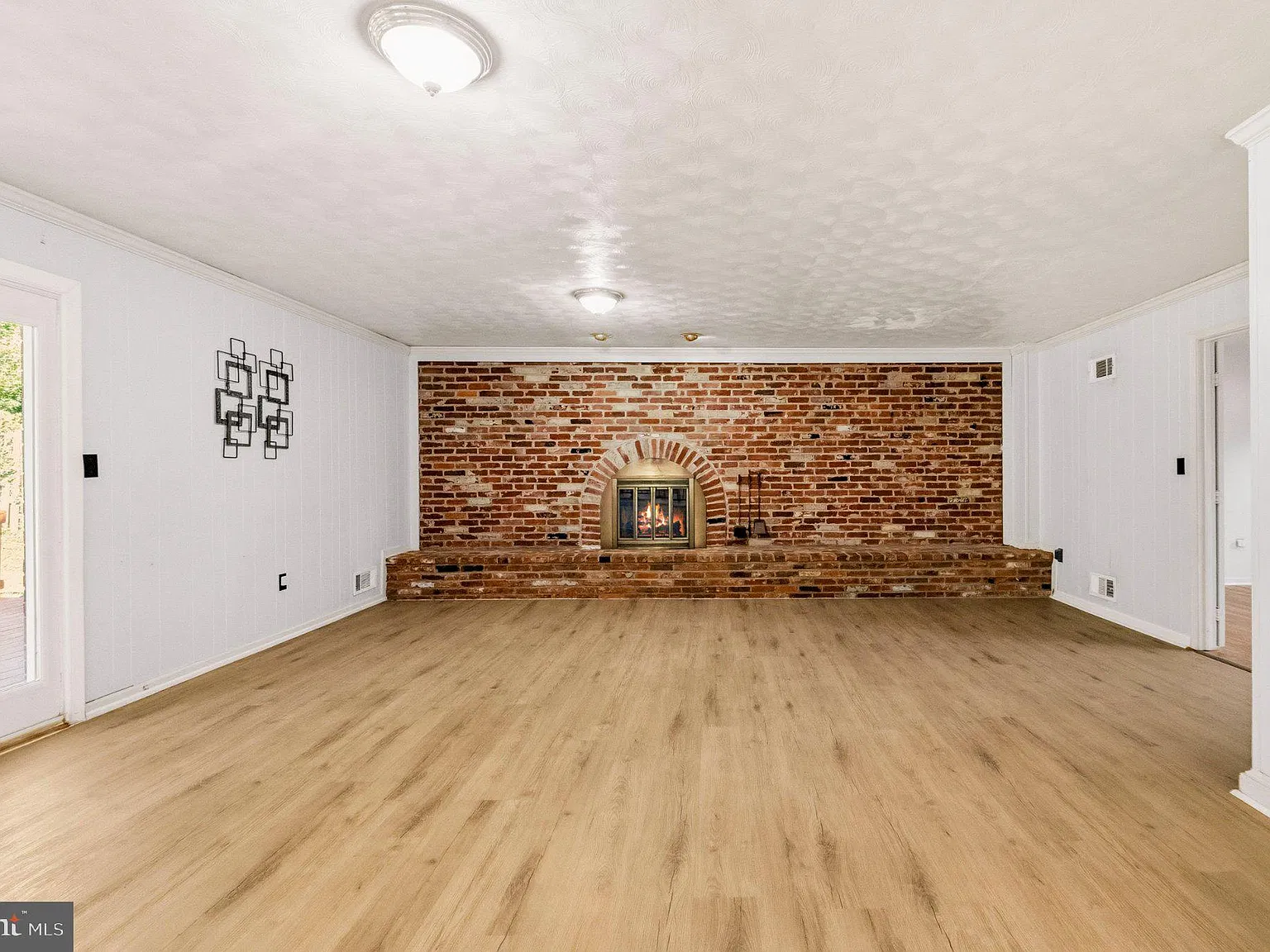 4 bed, 2.5 bath, 2432 sqft, $4,300 — Photo 2
