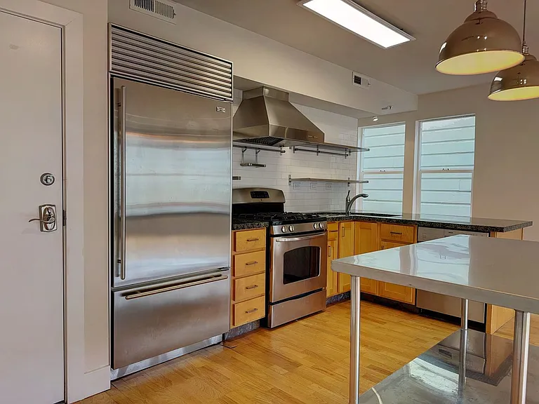 1171 Oak St #4 — Photo 1