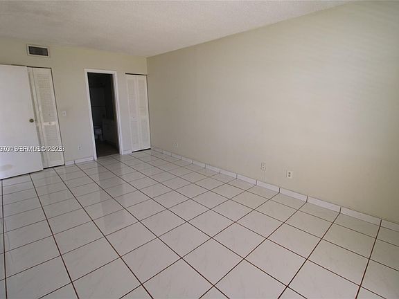 5th image of 13499 Biscayne Blvd APT 404
