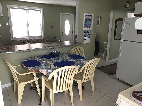 5th image of 305 E Syracuse Ave