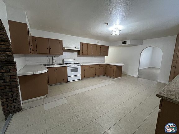 2nd image of 931 Emerson Ave