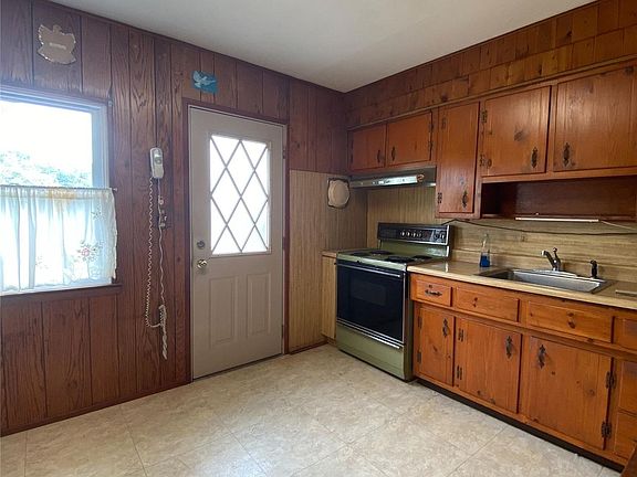 4th image of 19 Cedar St