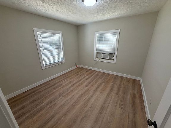 4th image of 560 NW 133rd St