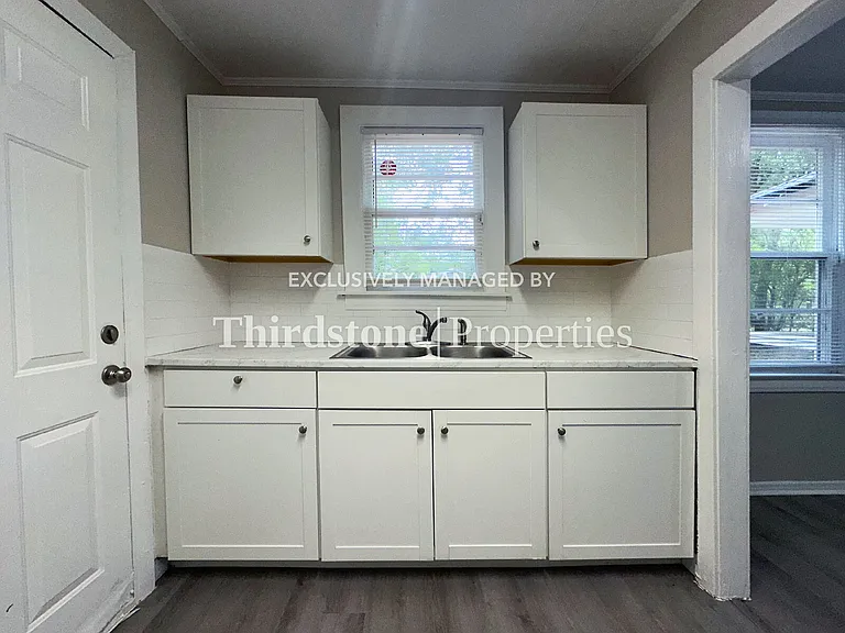 2913 W 2nd St — Photo 6