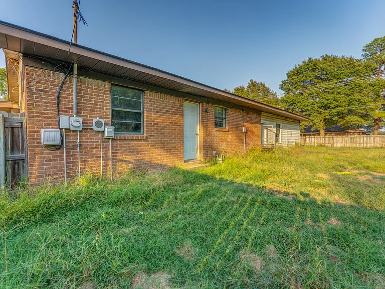 121 E Pecan St — Photo 25