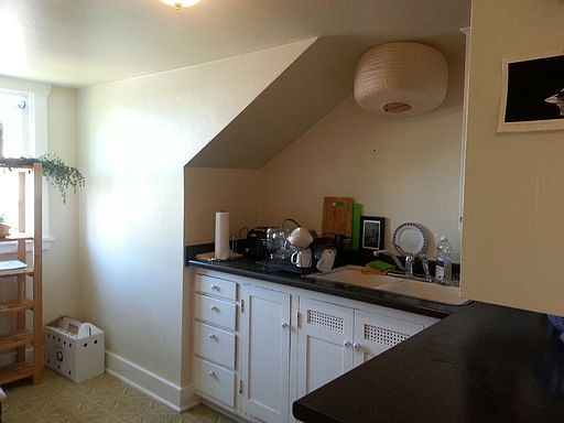 4th image of 1711 1/2 Capitol Way S