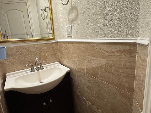 5th image of 2410 Lori Ln