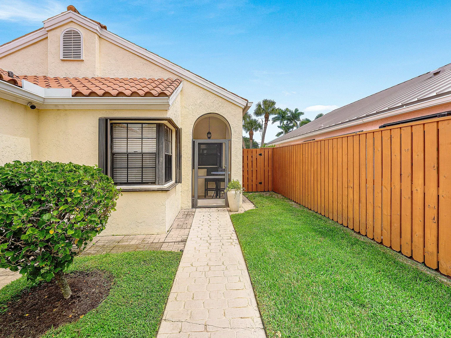 3 bed, 2.0 bath, 1719 sqft, $8,000 — Photo 4