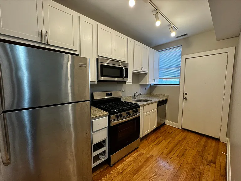 1110-12 W Balmoral Ave — Photo 9