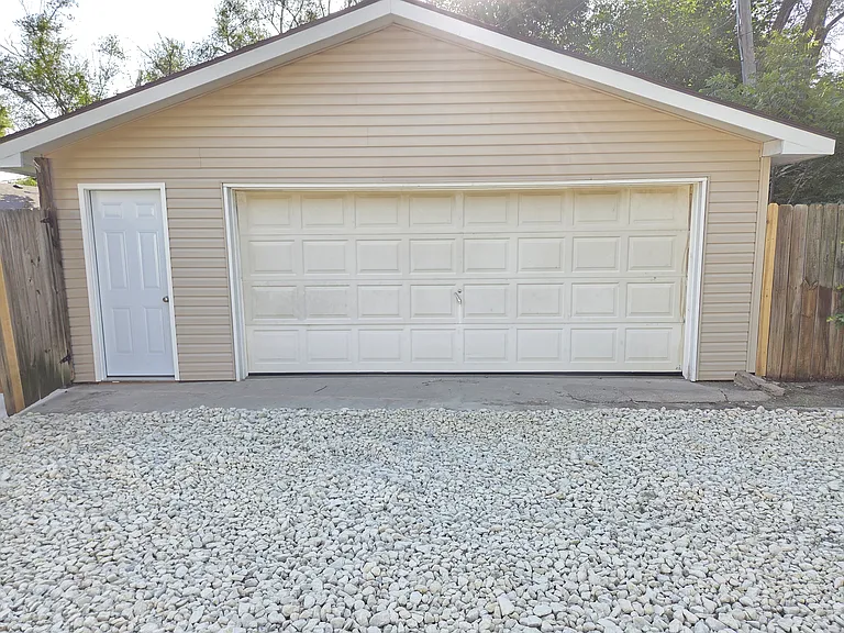 Detached garage / shop