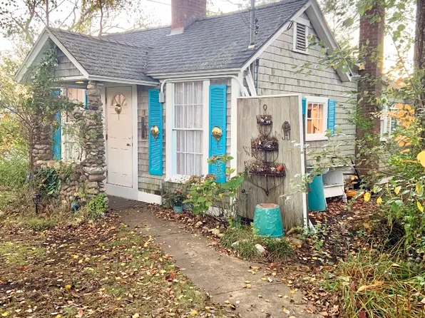 3 Dukes County Ave, Oak Bluffs, MA 02557