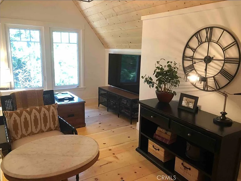 739 Kings Ct — Photo 6
