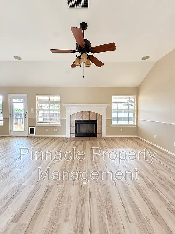 3 bed, 3.0 bath, 1584 sqft, $2,295 — Photo 3