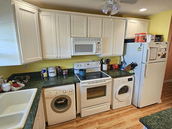 2nd image of 126 Sparrow Drive #3b
