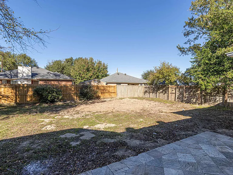 5605 Calais Dr — Photo 23
