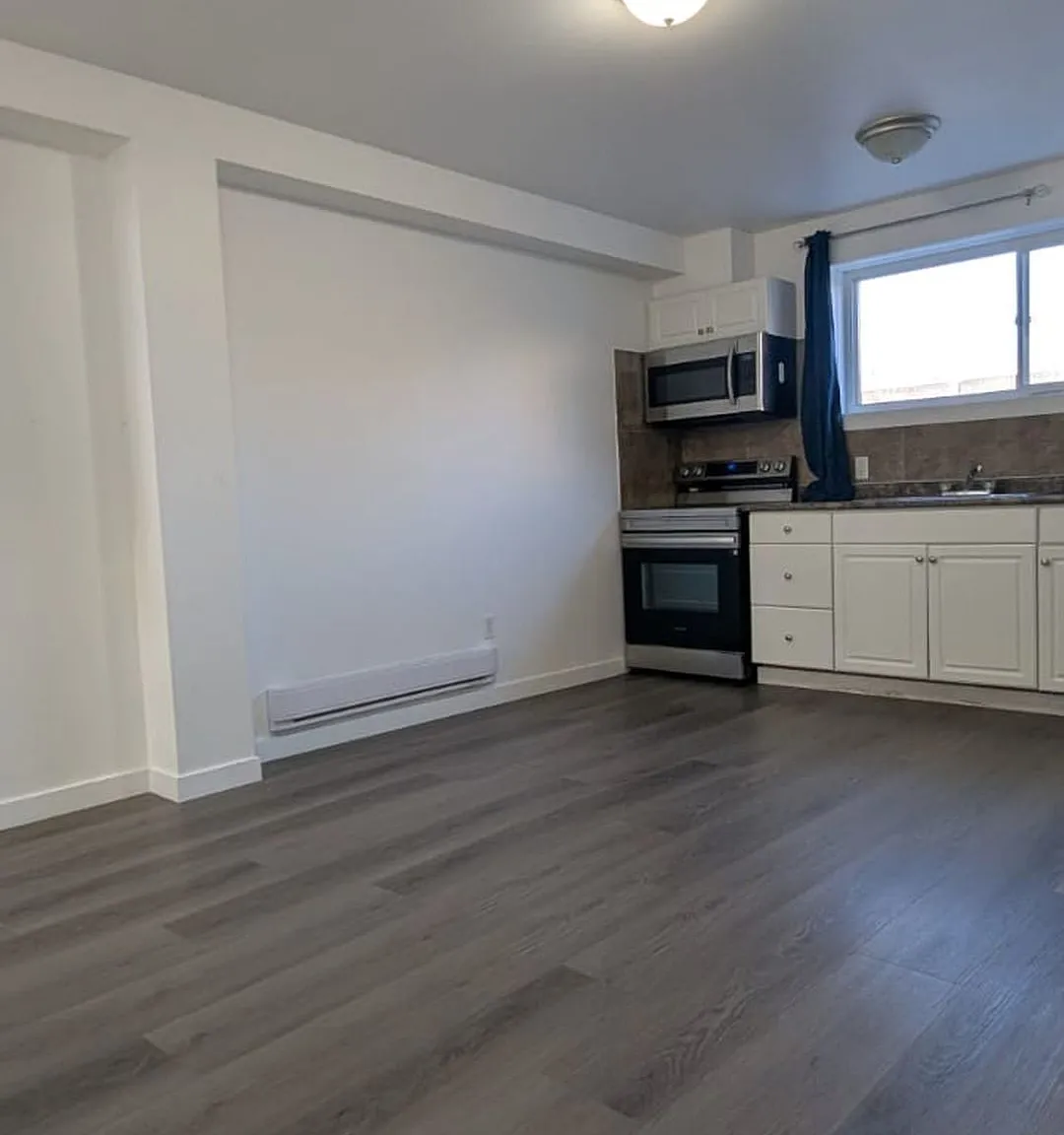 220 Erie St — Photo 2