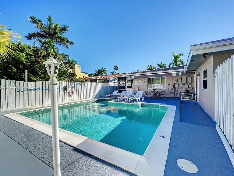 825 Harrison St — Photo 3