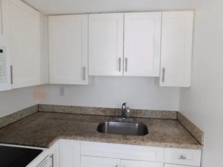 825 NE 6th St #3 — Photo 4