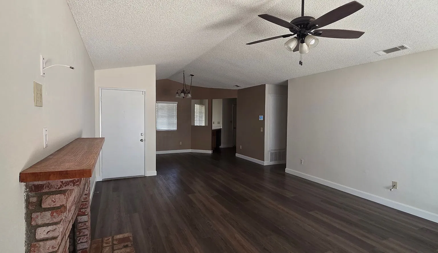 Two Bedroom, Two Bathroom Home in Beaumont! — Photo 4