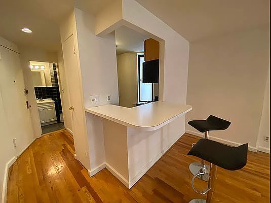 5th image of 107 E 89th St APT 4C