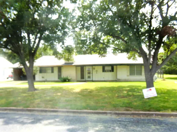 402 N Summit St, Weimar, TX 78962