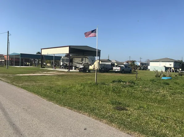 1020 Selwyn Rd, Crystal Beach, TX 77650
