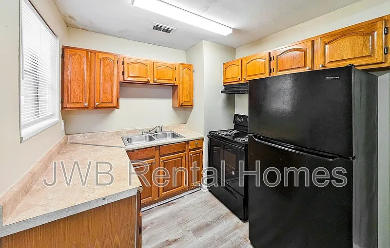 Building Photo - 3305 Sunnybrook Ave N