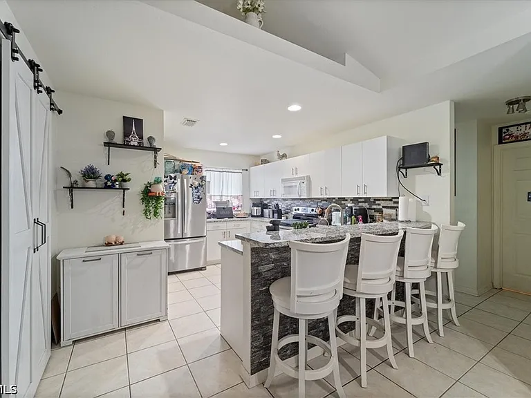 1021 Alvin Ave — Photo 6