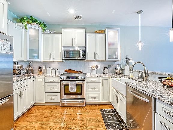 5th image of 218 Windward Ct N
