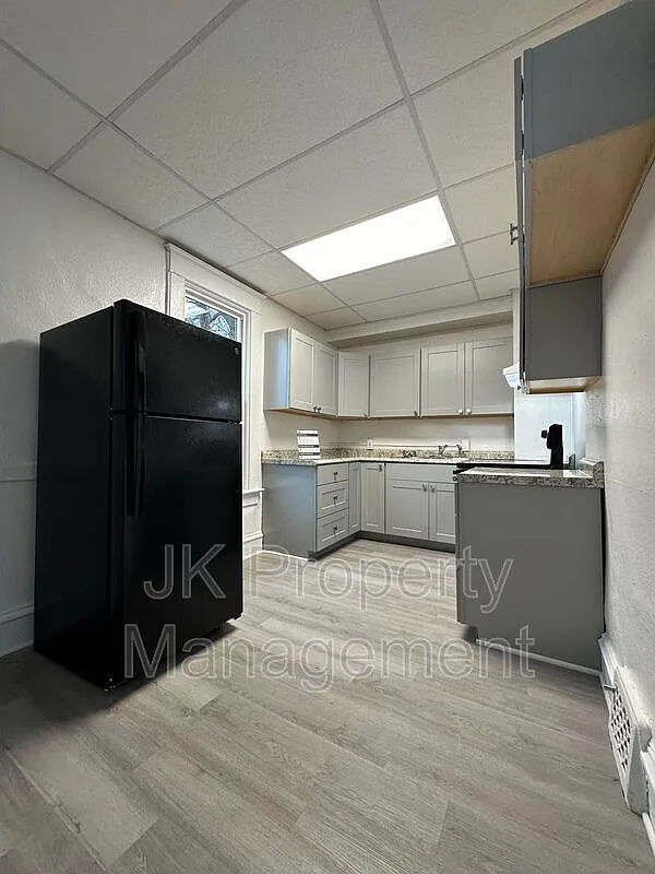 3 bed, 1.0 bath, 1200 sqft, $1,250 — Photo 2
