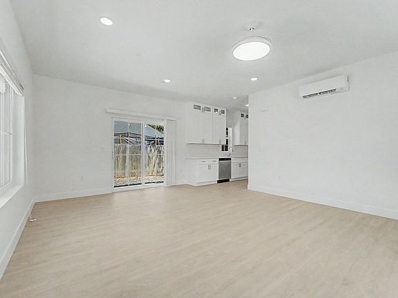 5th image of 1515 Marshall Ln #2