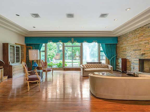 5th image of 13 Schoolhouse Ln